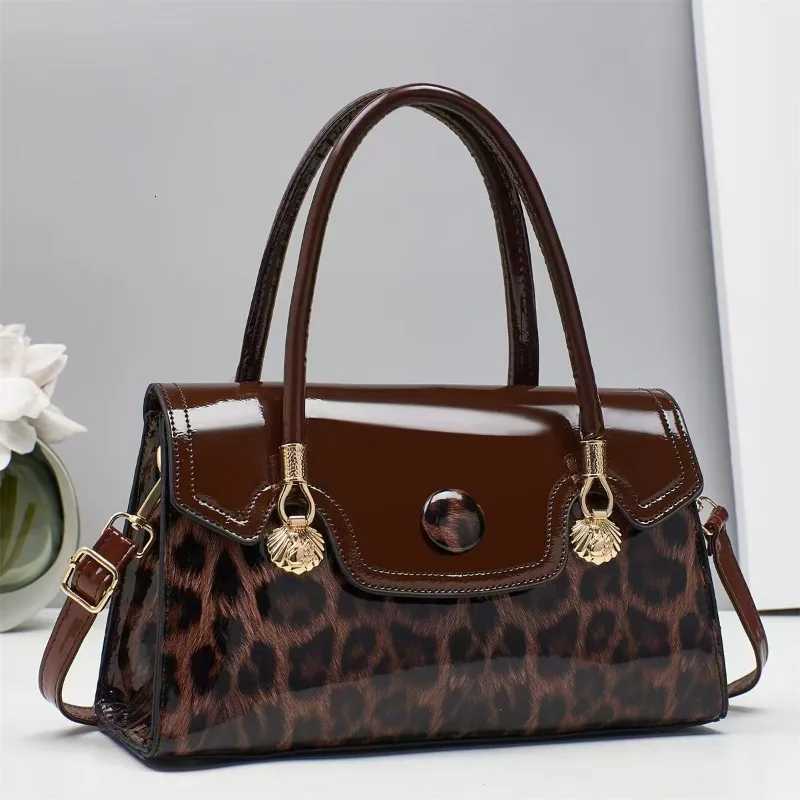 Hot Selling New Single Shoulder Crossbody Bag Trendy and Versatile Leopard Print Middle-aged Mother Bag Womens Simple HandbagT2511112