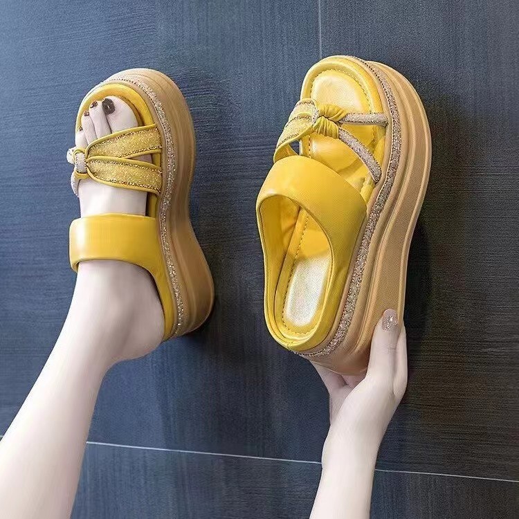 Thick soled inner raised women's 2025 summer new style for external wear, fashionable internet red pine cake slope heel sandals