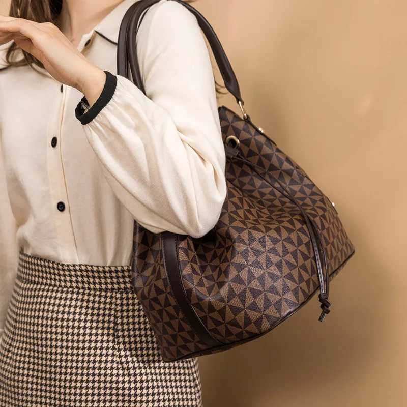New Fi Womens Bucket Bag Trend Brand Printed Shoulder Bag Large Capacity Elegant Cross Body Bag Designer Luxury HandbagXJ250412
