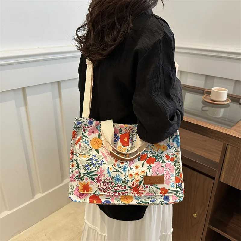Crossbody Bags 2025 New Shionable Small Floral Single Shoulder Bag for Women Tote Bag Fresh Style Handbag Canvas MaterialT2511112