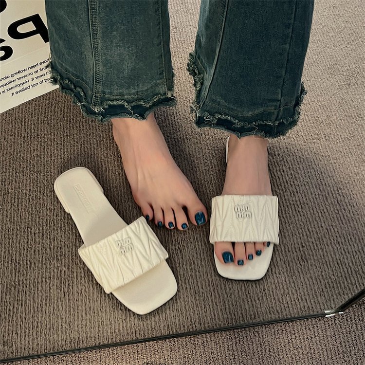 Women's new summer slippers 2025 wear flat French pleated casual beach flip-flops Fairy style flip-flops