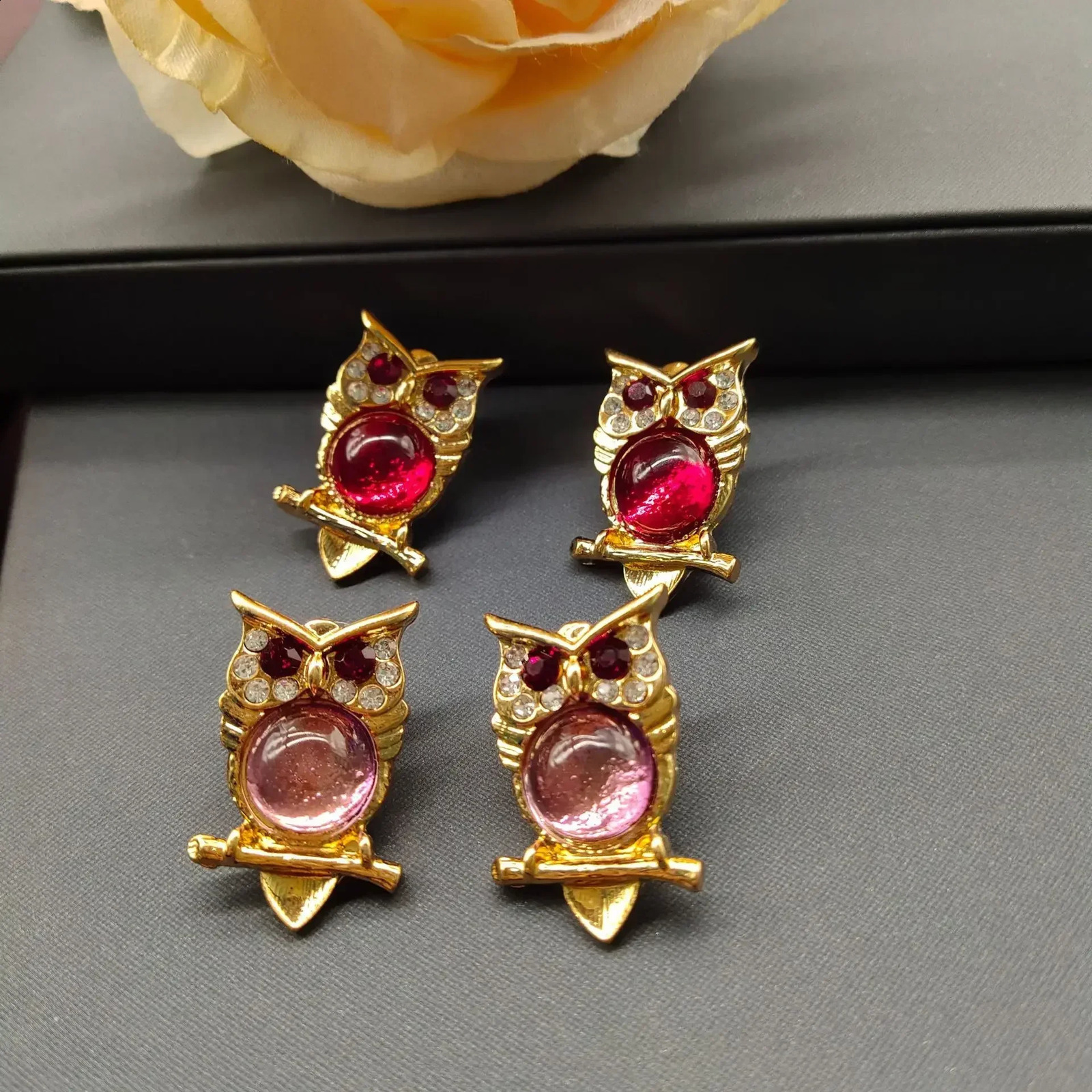 The unique and cute owl shape made of glass material is sweet and comes in two colors red and pink earrings 250409