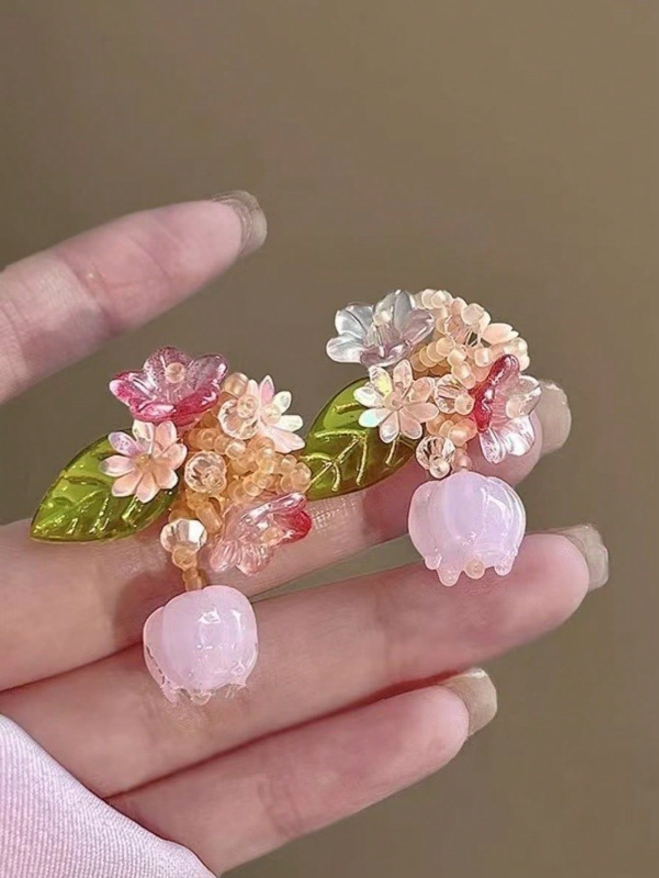 Ladies' earrings with colorful flowers