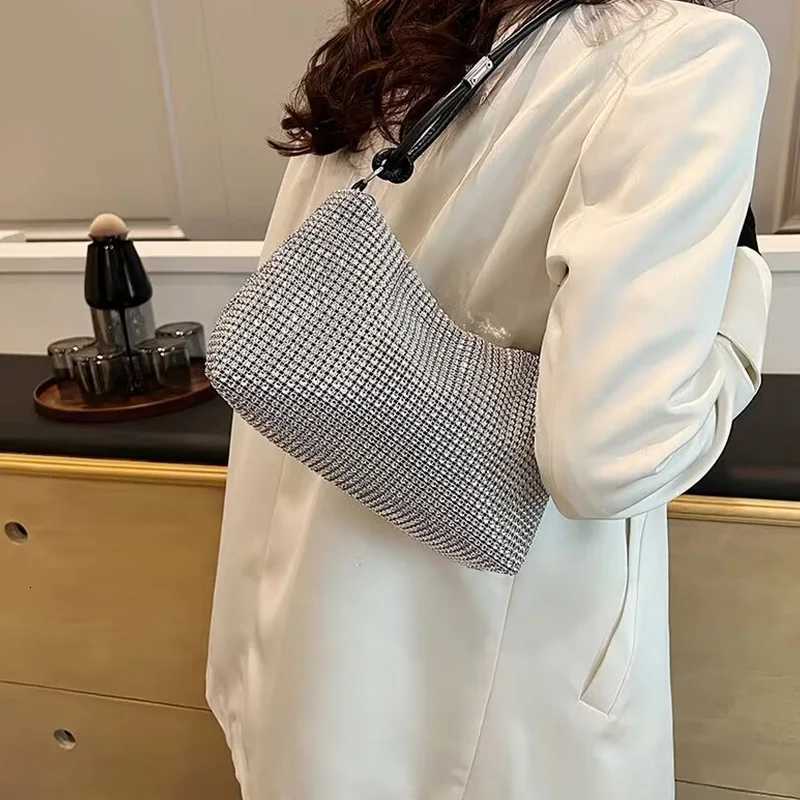 Ladies handbags can be worn over the shoulder crossbody or carried by hand suitable for travel and shopping Crossbody bagsT2511112