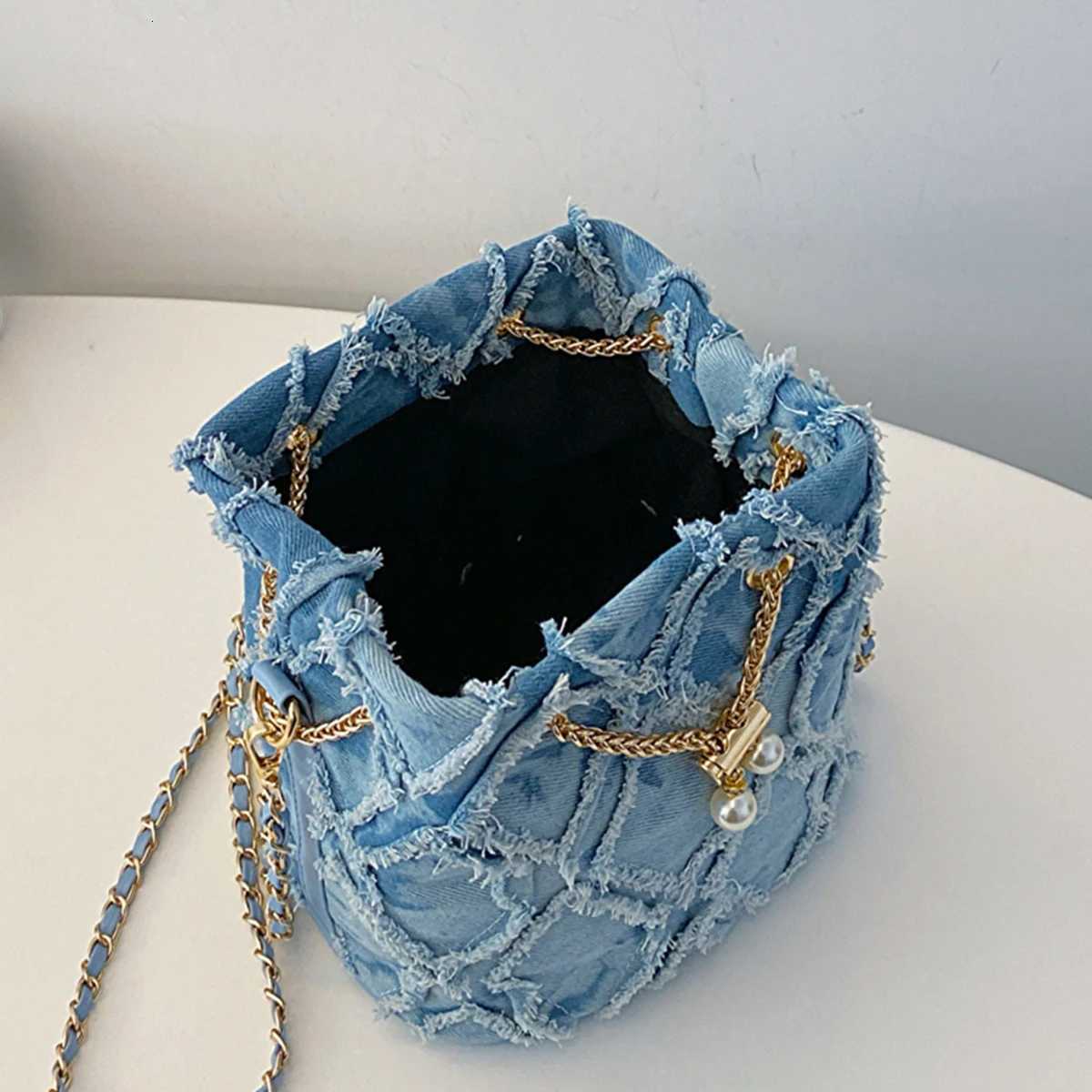 New popular diamond-shaped raw edge shoulder bag simple and fashionable messenger bag elegant and versatile daily bucket bagT2511112