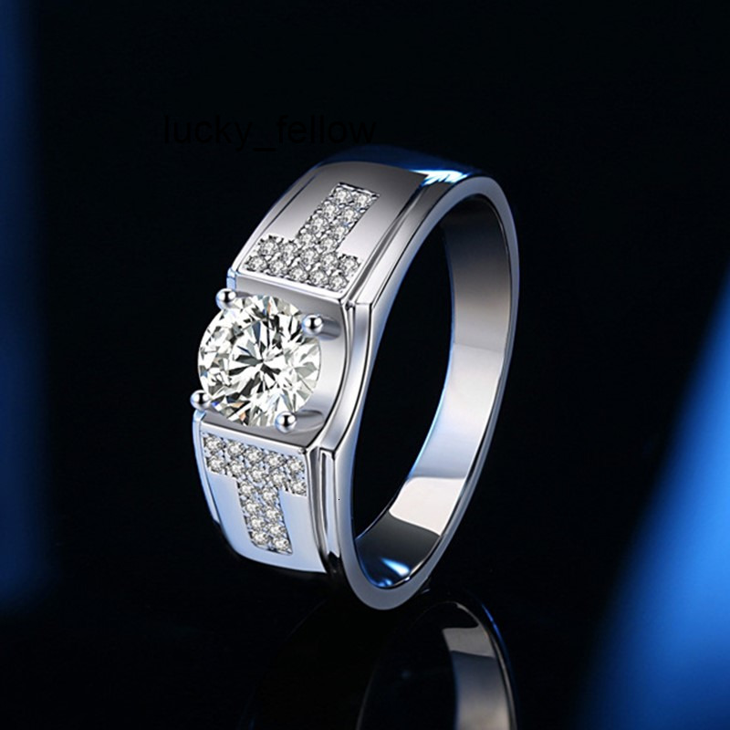 Classic Design D Color VVS1 18K White Gold Plated 925 Sterling Silver Waterproof 1Carat Sparkling Moissanite Ring for Men