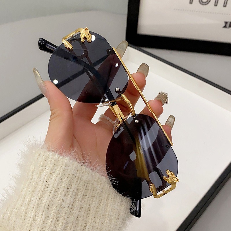 New fashionable high-end sunglasses for men women, with a big face and slim leopard head, popular on the internet. Same style