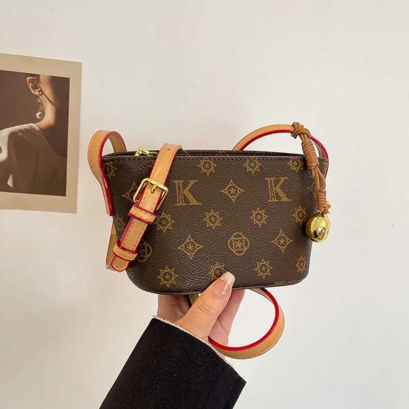 Elegant Leather Classic Messenger Bag For Women In Solid Color With Minimalist Paris Fashion Luxury FinishW251112