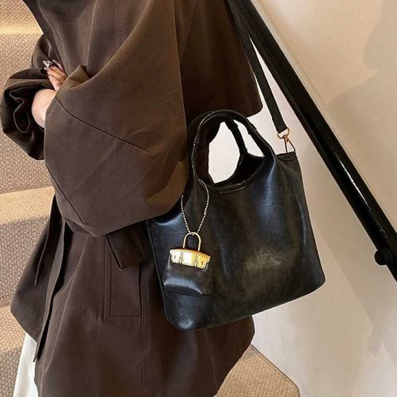 Elegant Top Handle Tote Bag For Women In Durable Leather With Spacious Compartment For ShoppingW251111