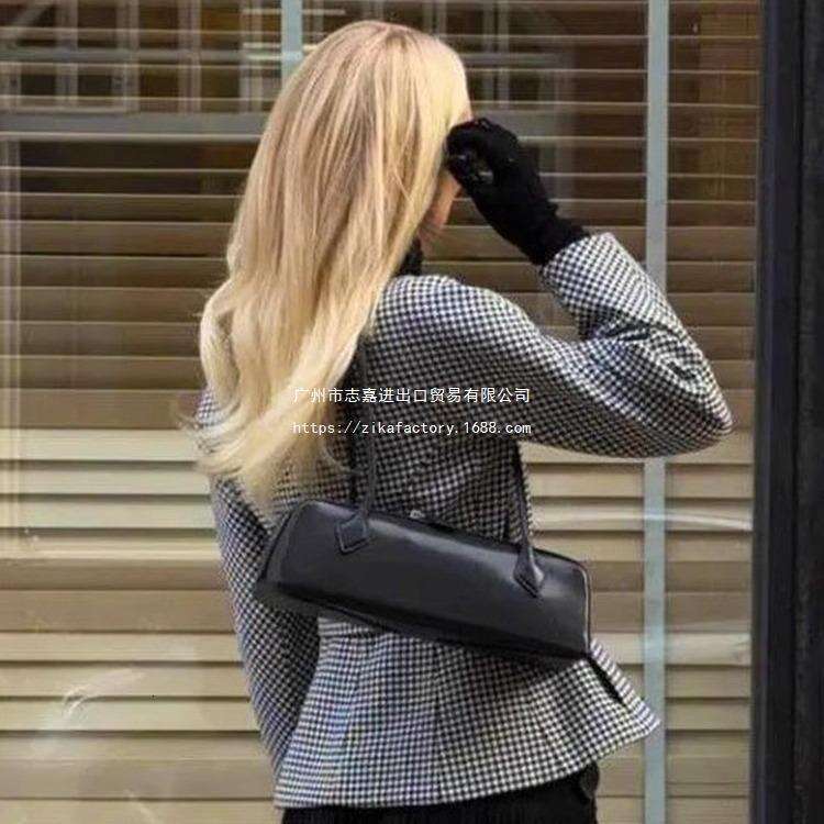 Ins Super Fire Sausage Fashionable And Niche Design High End Feeling French Stick Underarm Genuine Leather Shoulder Bag