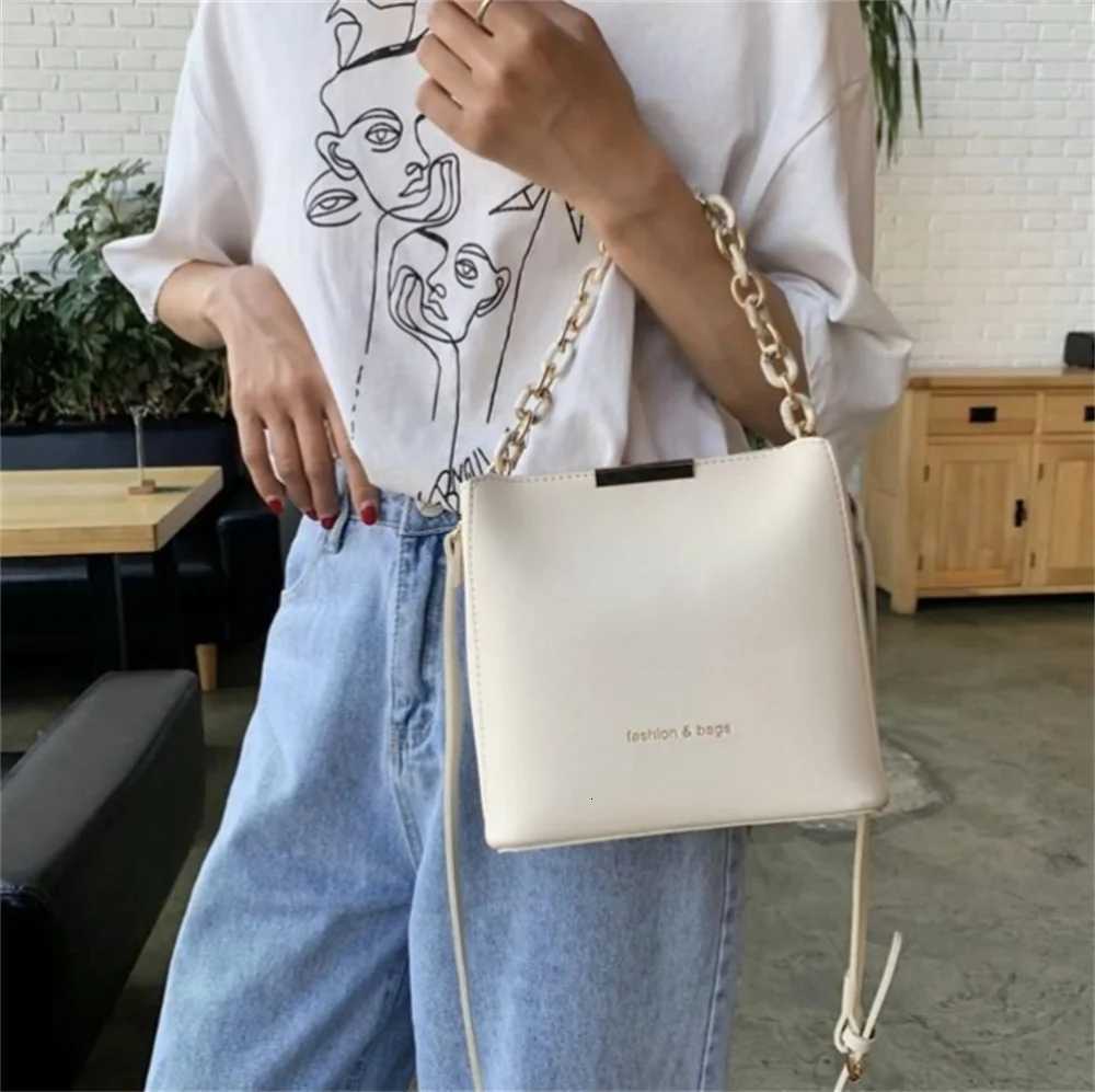 Leisure White Bucket Luxury Handbag for Women Fashion Chain Bag Versatile Crossbody Shoulder Bags Ladies Small Square Bag TotesT2511112
