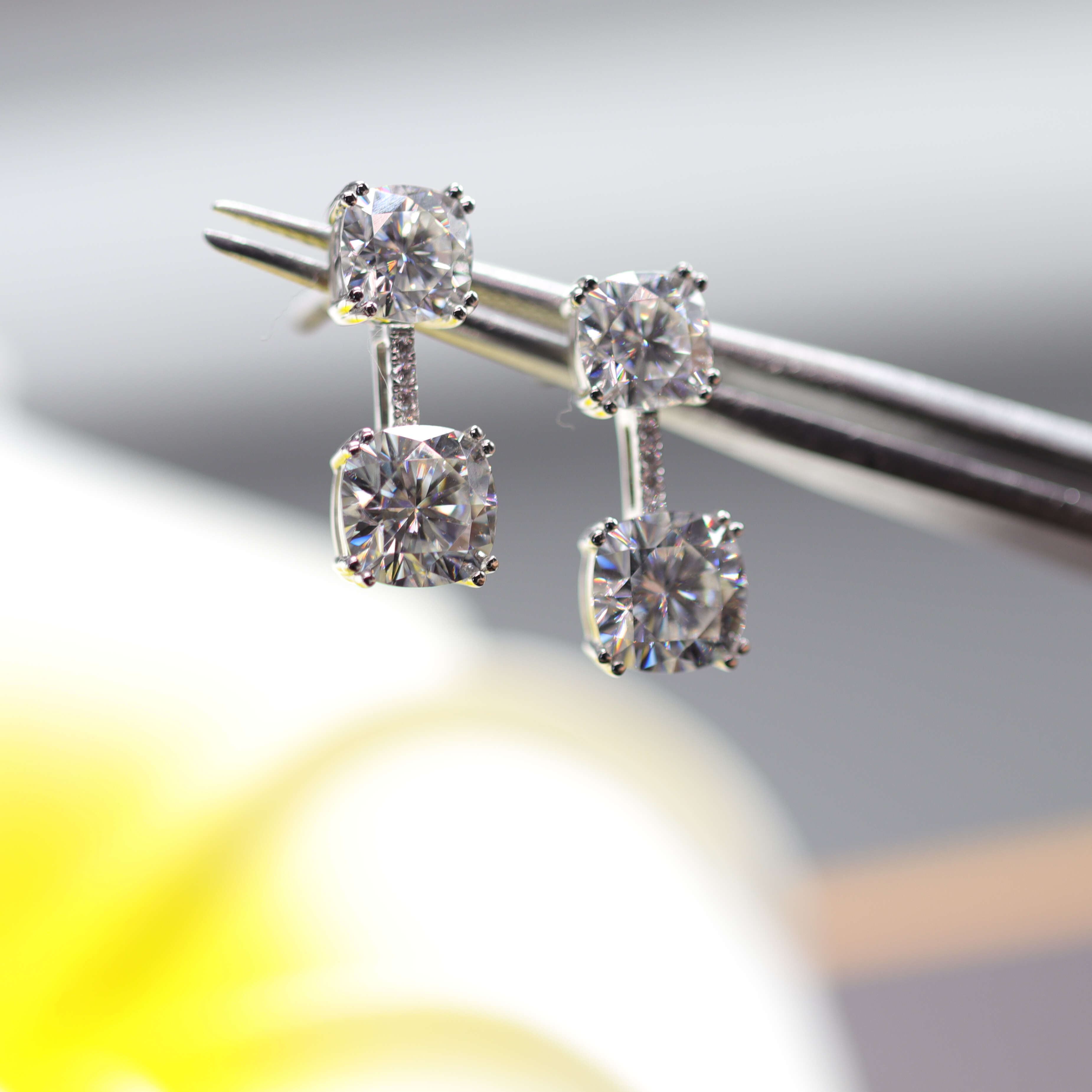 Fashion Earbob Jewelry 18k Real Gold Setting with D Colour Cushion Cut Diamond Moissanite Hoop Earrings Studs