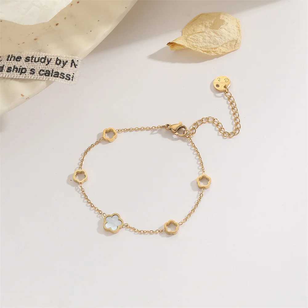 2024 Cute Daisy Flower Charm Bracelet for Women Stainless Steel White Shell Five Leaf Flowers Chian Bracelet Jewelry GiftC250411