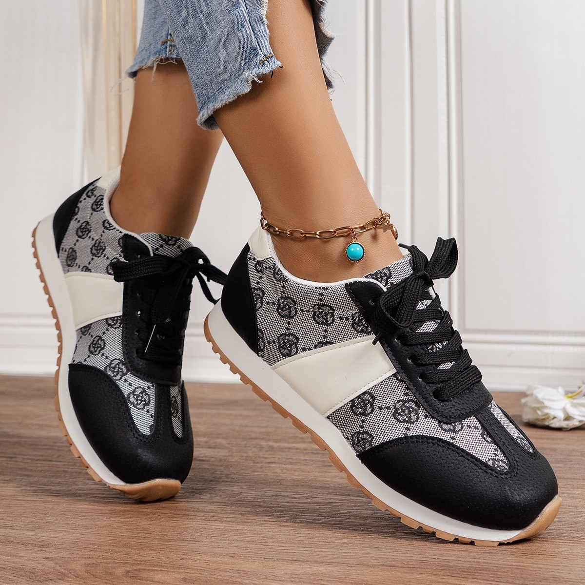 free Shipping Designer sneakers Color blocked sports shoes Breathable leisure Women's sports single shoes Black Blue Wearing shoes outside new