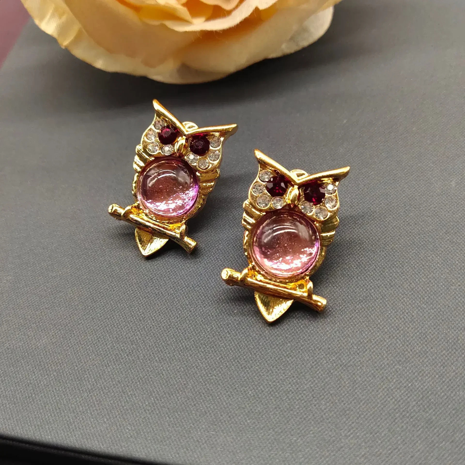 The unique and cute owl shape made of glass material is sweet and comes in two colors red and pink earrings 250409