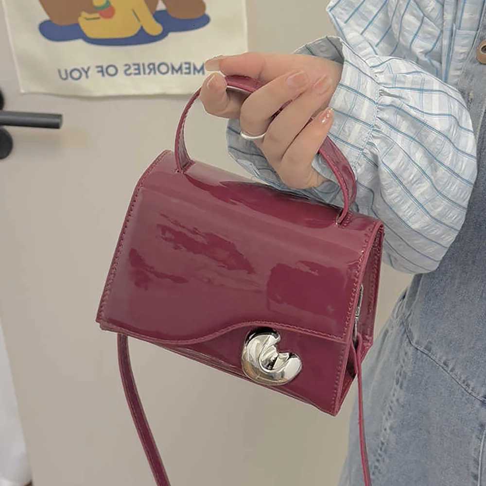 Trendy Patent Leather Square Crossbody Bags Women Hand-held Small Flap Bag Single Shoulder Bag Heart Design Commuter HandbagT2511112