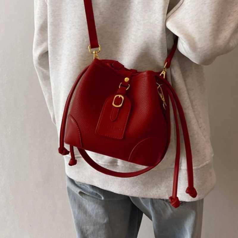 Red French Style Bucket No Zipper Shoulder Bag 2025 New Solid Niche Design Mini Fashion Crossbody Bags Women Versatile Carry BagT2511112