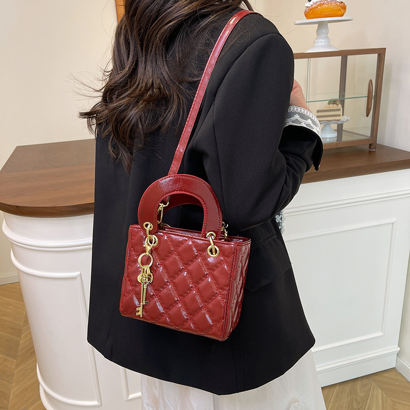 2025 Fashionable mini bag for women new style trendy fashion chain handle small square bag high-end sense single shoulder and cross body bag