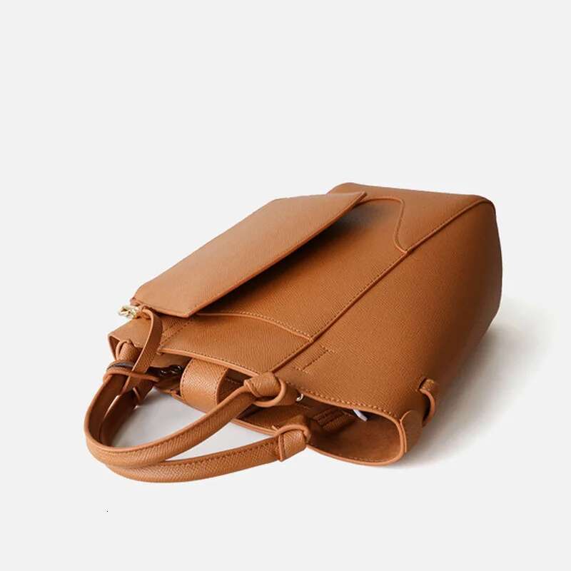 2025 New Bucket Cowhide Shoulder Niche Design Large Capacity Women's Handheld Vegetable Basket Bag