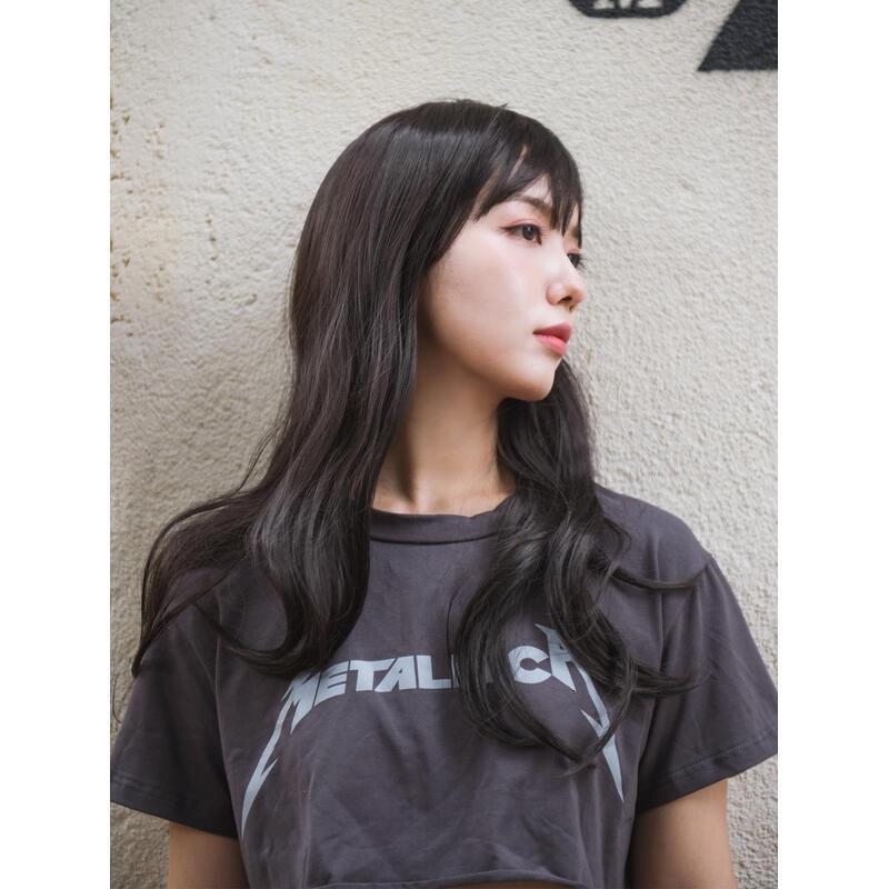 Medium-length wavy straight hair fully hine-made 26 inches Heat-resistant fiber high-temperature silk wig dyeable and soupable bangs synthetic wig. en