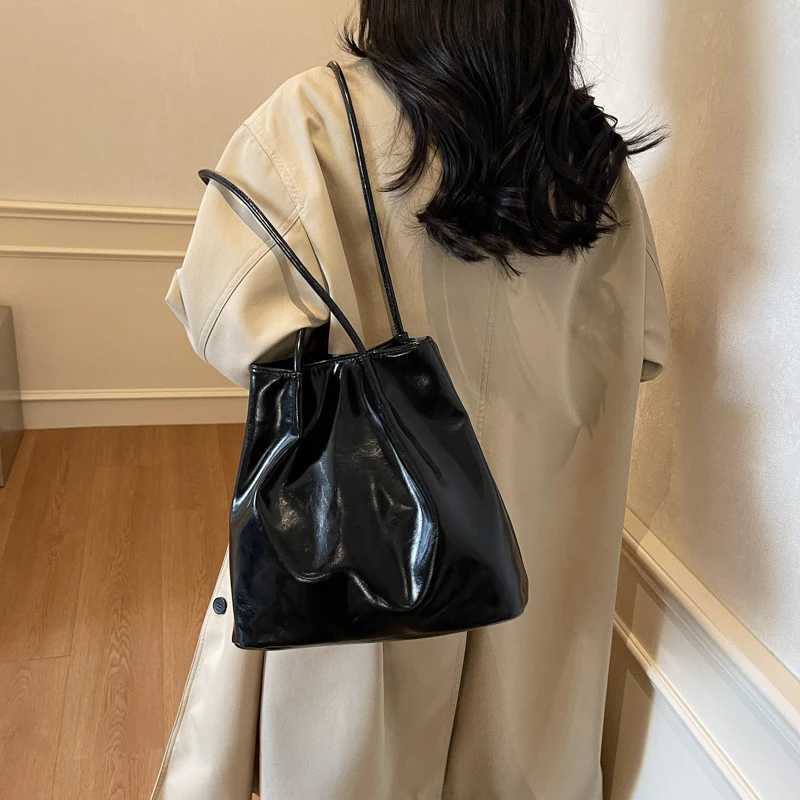 New Womens Large Capacity Fashion Handbag Solid Color Fashion Bucket Bag Womens Fi PU Shoulder BagXJ250412