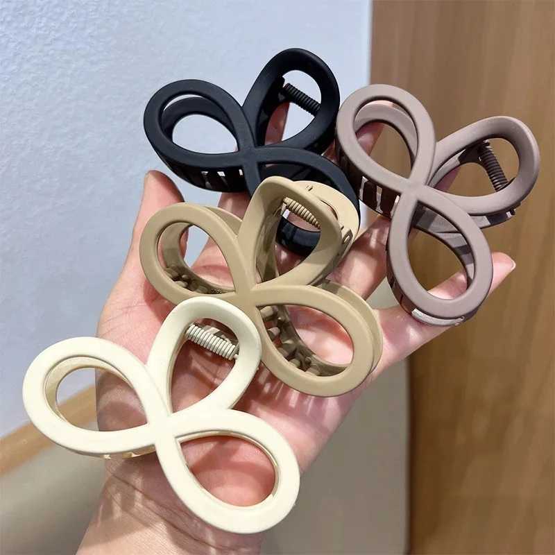 Retro frosted clover womens hair clip elegant shark clip fashionable girl hair clip claw big clip ponytail hair clip crab headband Y2504012
