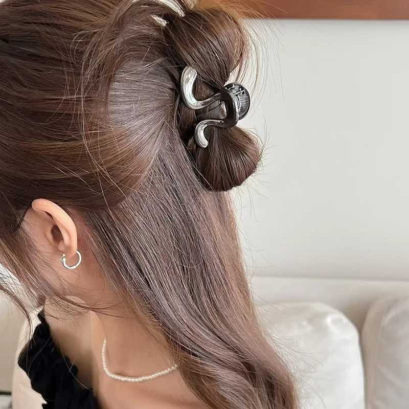 VANIKAs new simple irregular metal hair clip elegant geometric womens ponytail clip crab claw fashionable headwear Y2504012