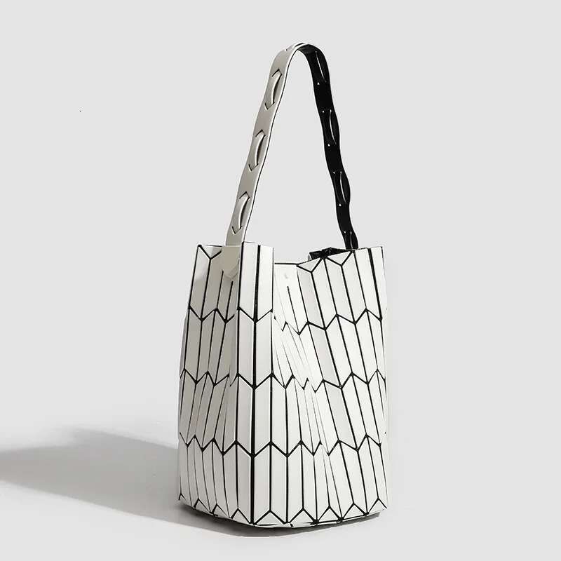 2024 New Niche Design Geometric Rhombus Bucket Bag, Versatile Portable Vegetable Basket , Single Shoulder Armpit Bag Handbags