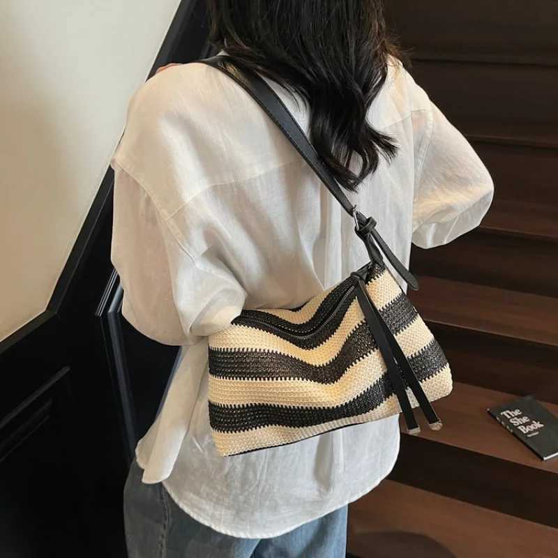 Trendy Womens Tote Bags By Famous Designer In Premium Leather - Popular Classic Elegant Crossbody HandbagsW251111