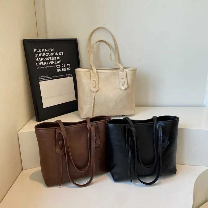 Elegant Women Messenger Bag Made Of Premium Leather Boasting Casual Vintage Feel And Adjustable Strap For Daily CarryW251111