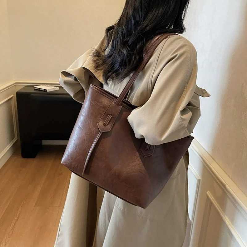 Elegant Women Messenger Bag Made Of Premium Leather Boasting Casual Vintage Feel And Adjustable Strap For Daily CarryW251111