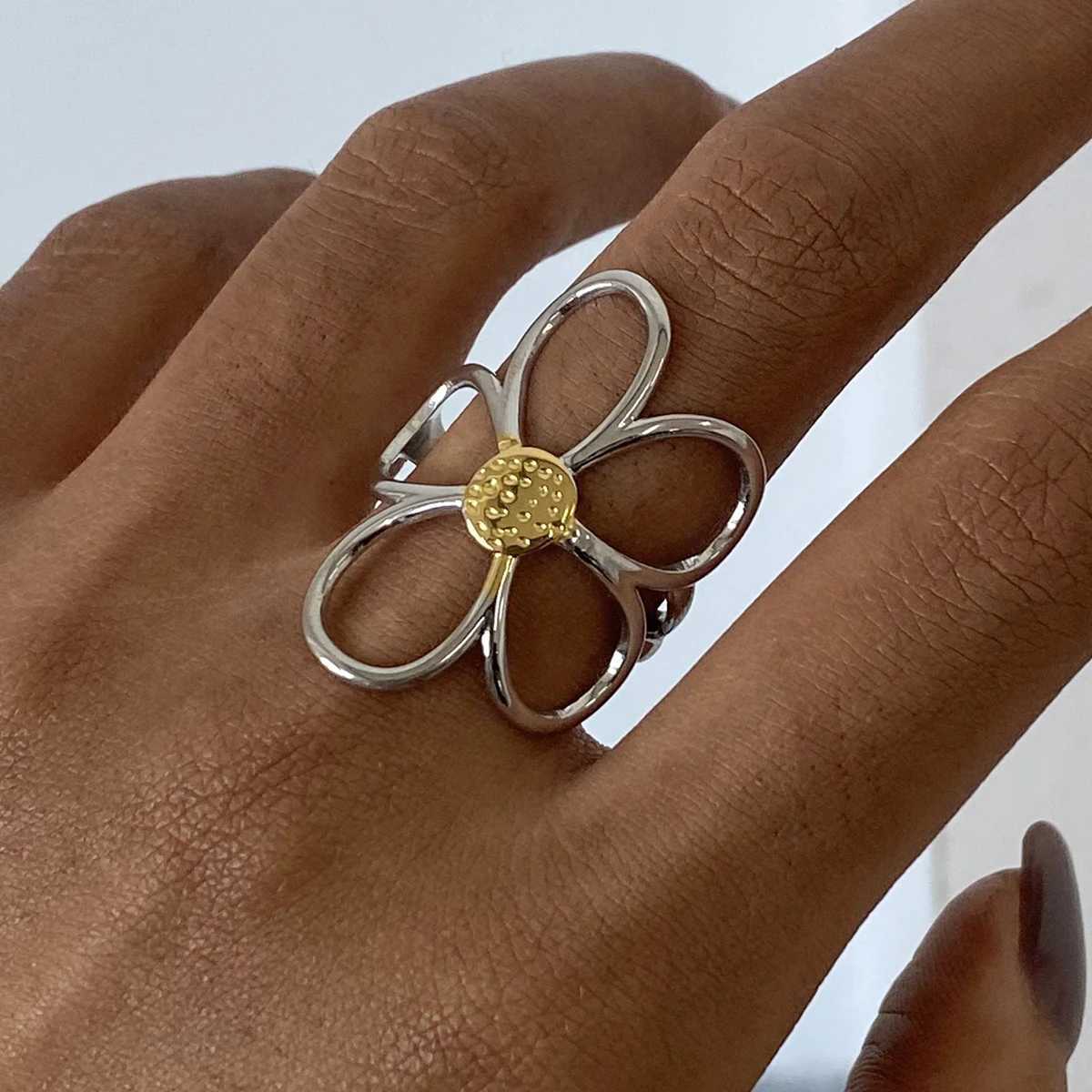 Stainless steel hollow flower retro creative lamp luxury open ring 18K PVD galvanized rust proof fashionable jewelryXJ250412