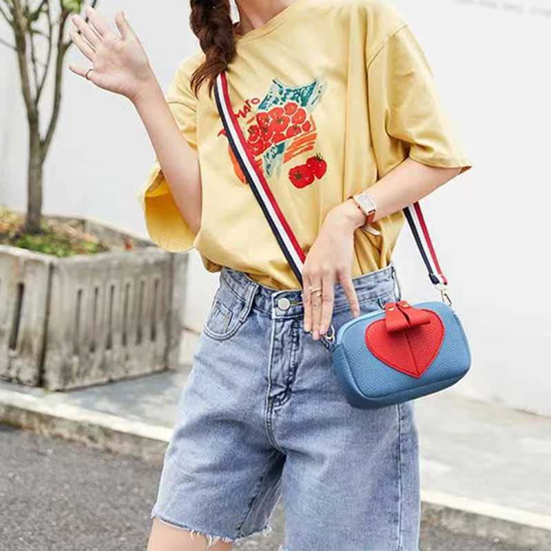 Neutral style bags are suitable for daily commuting They are simple and fashionable with single-shoulder or crossbody designsT2511112