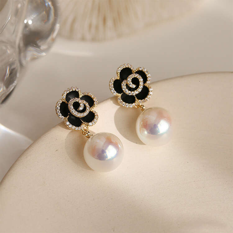 Designer Earrings Black Rose Pearl Flower Elegant High-end Atmospheric Three-dimensional Petal Earrings for Women