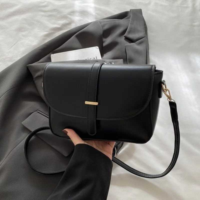 Spacious Weekender Bag For Ladies In Durable Leather For Short Trips With Elegant StyleW251111