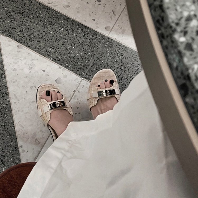 Women's 2025 summer flat slippers wear French flip-flops flip-flops soft-soled beach half-slippers