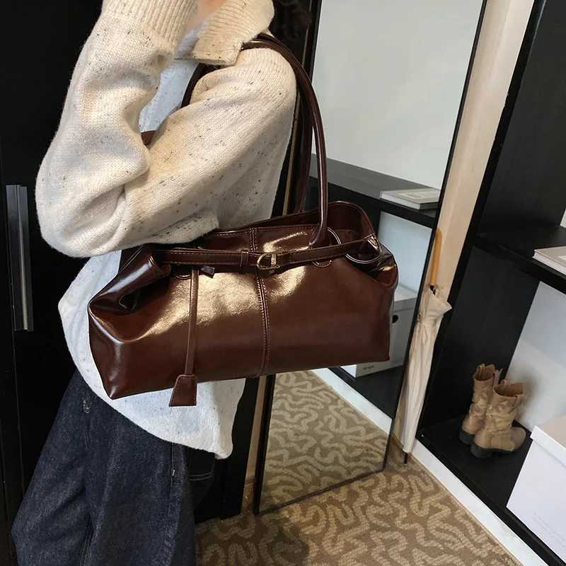 European and American retro large capacity 2025 new casual simple fashion commuter portable shoulder tote bag womenT2511112