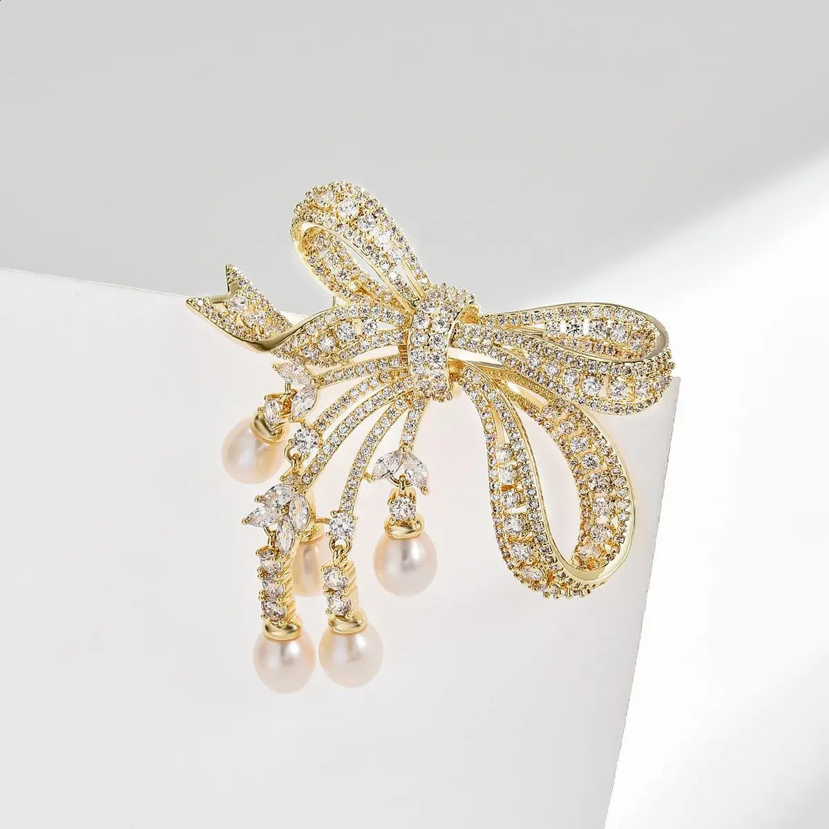 High end fashionable lamp luxurious micro inlaid zirconia bow brooch natural freshwater pearl corset accessory brooch 250407