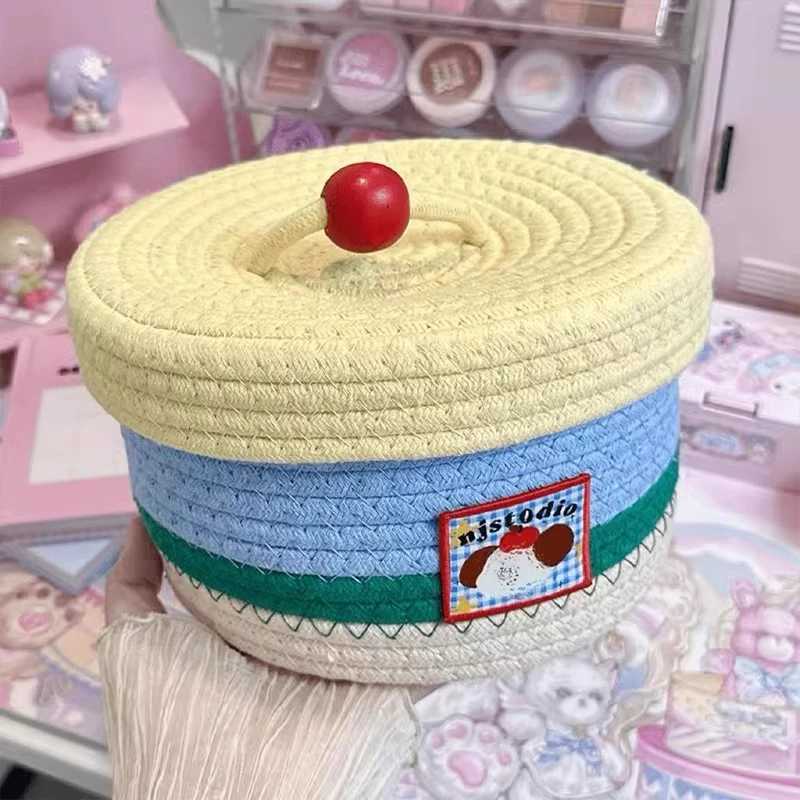 Ins Style Woven Storage Basket Dopamine Color Round Sundries Organizer With Lids Desktop Cosmetic Storage Basket Dorm Ro Decor Y251112