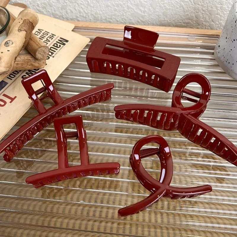 Plastic red hair claw womens large geometric acrylic crab hair clip elegant bucket clip womens fashionable hair clip Y2504012