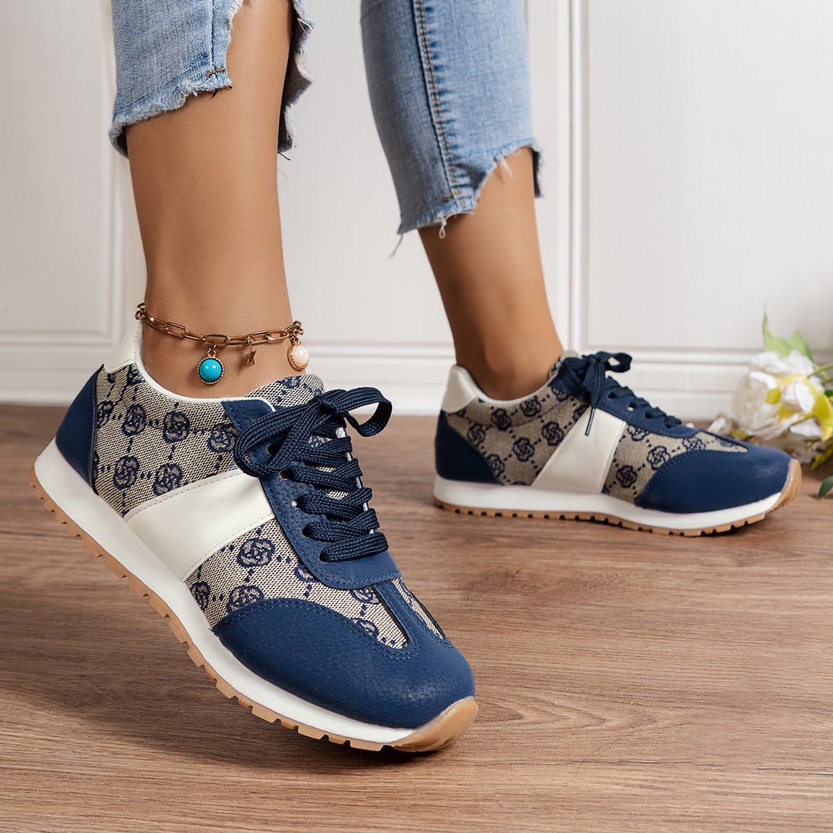 free Shipping Designer sneakers Color blocked sports shoes Breathable leisure Women's sports single shoes Black Blue Wearing shoes outside new