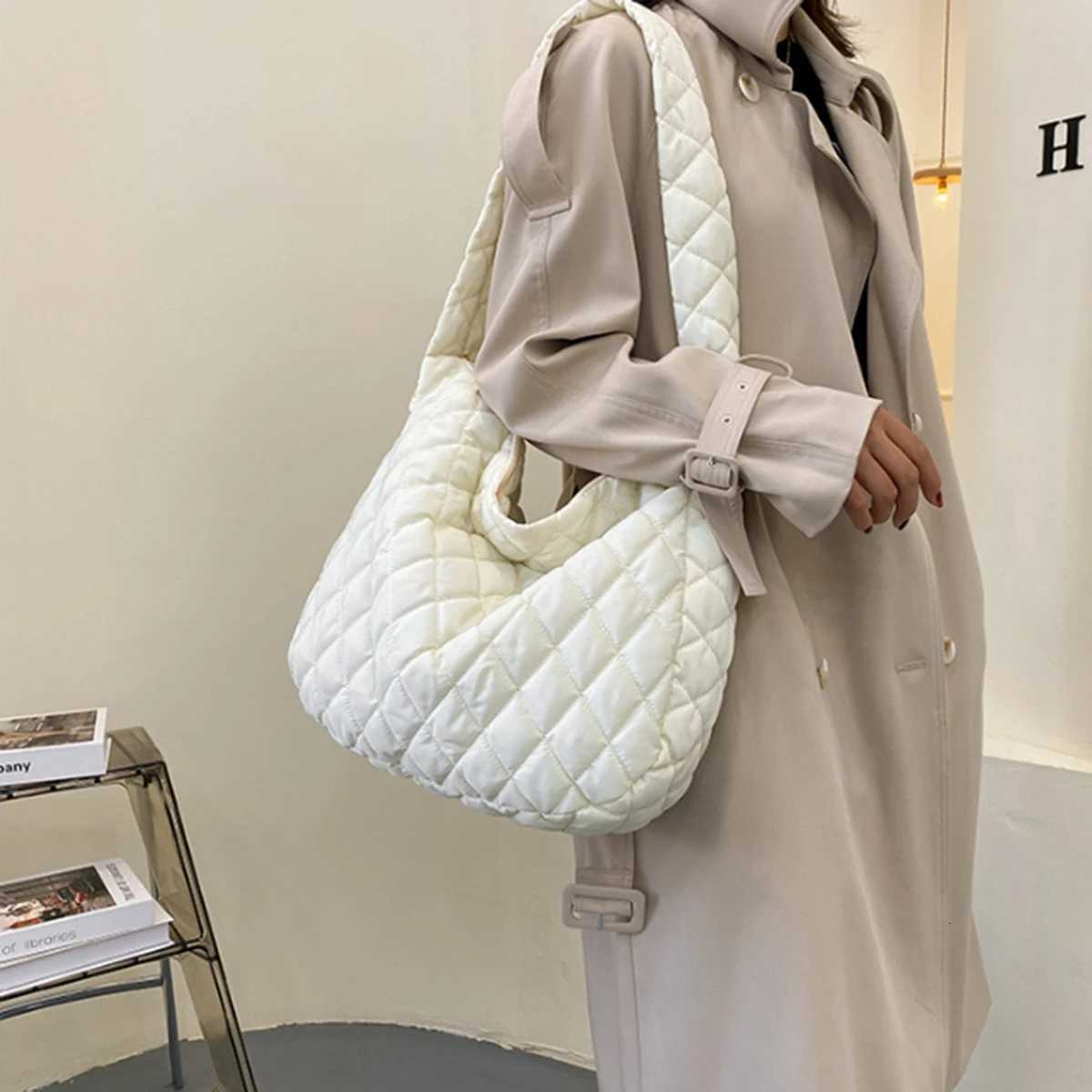 White fashion down cotton shoulder bag female cloud fold casual personality large capacity crossbody bag commuter bag 1 packT2511112