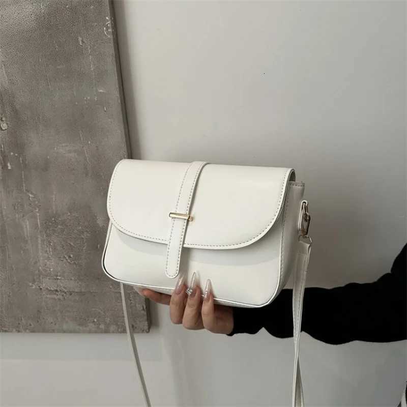 Spacious Weekender Bag For Ladies In Durable Leather For Short Trips With Elegant StyleW251111