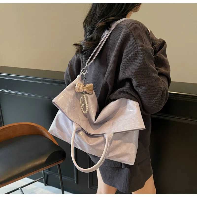 Premium Ladies Bag In Internet-Famous Style Hand-Carry Versatility For Daily Commuter Elegance And Light LuxuryW251111