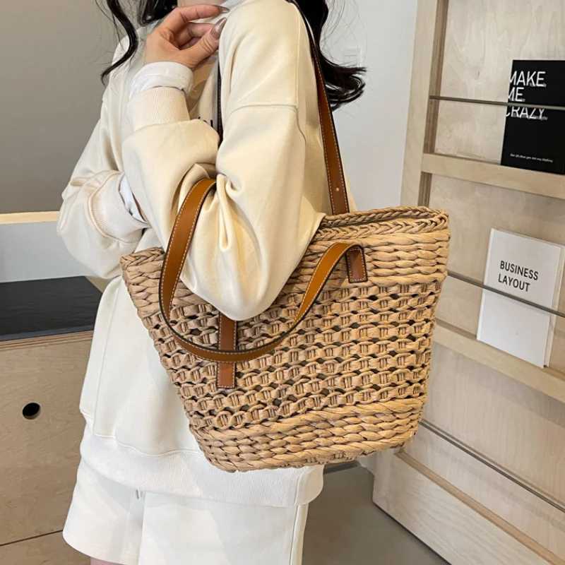 Summer hand drawn Str beach womens handbag 2025 retro hollow outer basket Rattan handbag shoulder bag new beach bagXJ250412