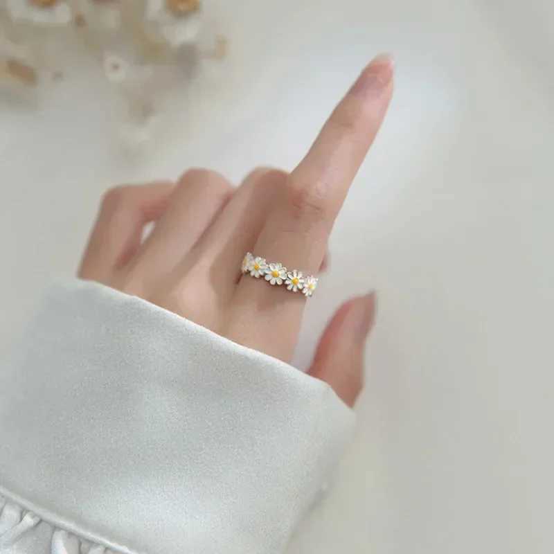 Fashionable Retro Daisy Wreath Female Style Adjustable Open Finger Ring Bridal Engagement Statement JewelryXJ250412