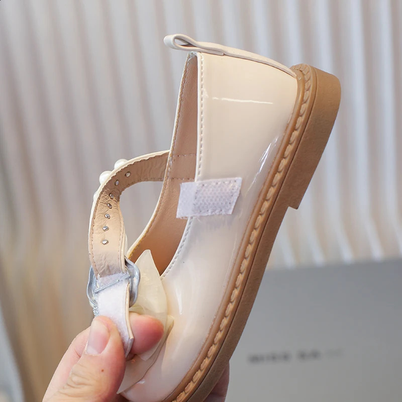 Girls shoes 2-12 years old beige cartoon bow pearl girl baby Mary simple shoes black soft sole anti slip childrens baby sandals 250411