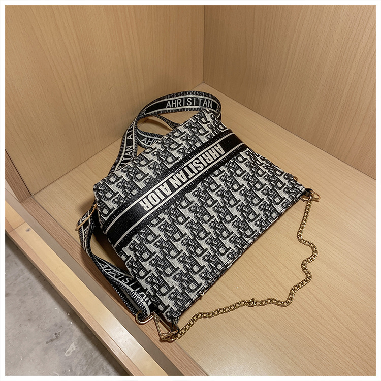 trendy jacquard fabric letter single shoulder bag ins large-capacity storage makeup bag for women western style and versatile cross body bag