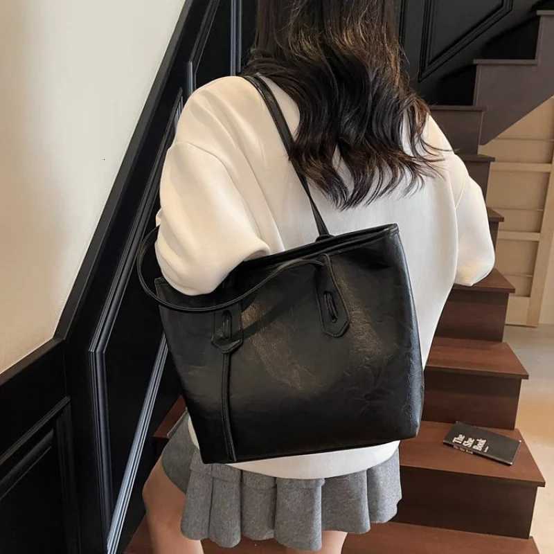 Elegant Women Messenger Bag Made Of Premium Leather Boasting Casual Vintage Feel And Adjustable Strap For Daily CarryW251111