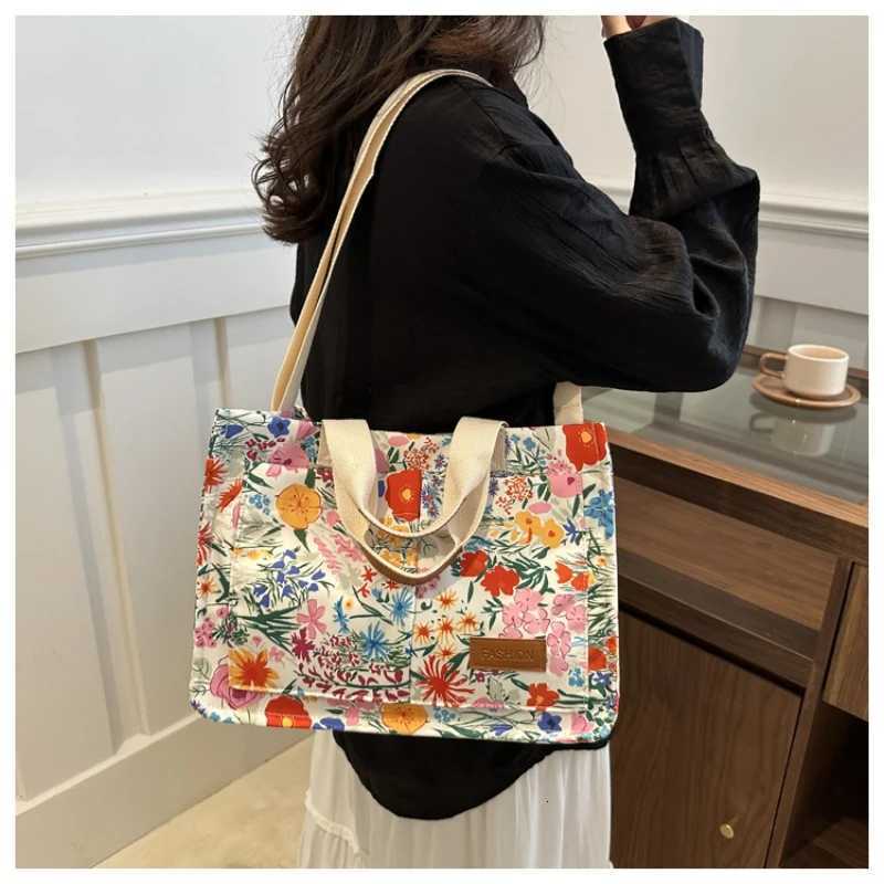 Crossbody Bags 2025 New Shionable Small Floral Single Shoulder Bag for Women Tote Bag Fresh Style Handbag Canvas MaterialT2511112
